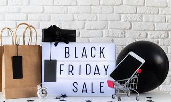svart fredag försäljning ord på lightbox med svart prislapp och gåvor foto