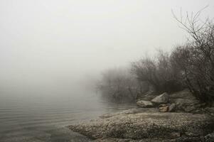idyllisk landskap av en lagun i en dimmig miljö foto
