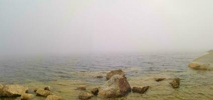 idyllisk landskap av en lagun i en dimmig miljö foto