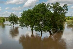 översvämmad fält efter stor stormar foto