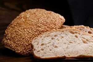 skära limpa av bröd och bitar av bröd på en trä- bakgrund. ciabatta bröd. foto