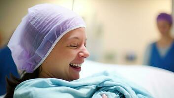 en leende kvinna patient liggande på en säng på de sjukhus. ai genererad. foto