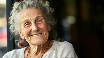 leende senior kvinna Sammanträde i en Kafé på Hem ai genererad foto
