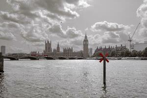 flod thames med byggnader av parlament med stor ben torn i de distans- London Storbritannien. foto