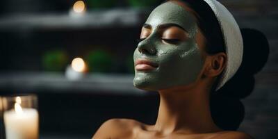 ung kvinna med grön ansiktsbehandling mask i spa salong ai genererad foto