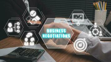 företag förhandlingar begrepp, företag människor skakning händer, efterbehandling upp en möte med företag förhandlingar ikon på virtuell skärm. foto