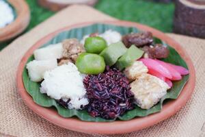 jenang madura är en typisk indonesiska mat den där består av svart klibbig ris, gröt märg, jenang grendul och röd pärlor den där var given handflatan socker och kokos mjölk foto