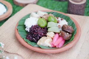 jenang madura är en typisk indonesiska mat den där består av svart klibbig ris, gröt märg, jenang grendul och röd pärlor den där var given handflatan socker och kokos mjölk foto