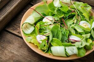 färsk vårsallad foto