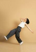 bild av asiatisk dansare dans på beige bakgrund foto