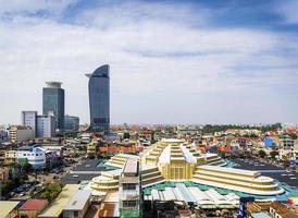 central marknad landmärke och skyskrapor utsikt i Phnom Penh staden Kambodja foto