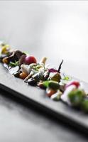 modernt gourmet kreativt kök getost sallad med ekologiska marinerade grönsaker och fikon foto