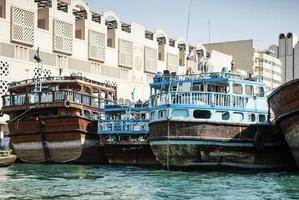 traditionella gamla arabiska trä dhow båtar i deira hamnen i dubai port uae foto