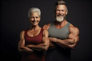 atletisk äldre muskulös man och kvinna i Gym innan träna foto