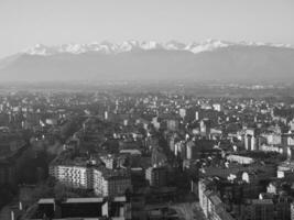 antenn se av turin med alps bergen i svart och vit foto