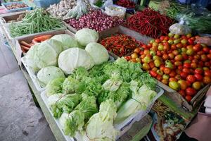 olika typer av grönsaker på visa och såld i traditionell marknader foto