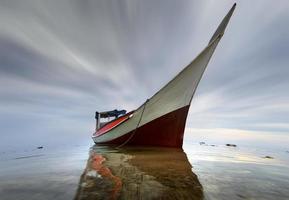 fiskebåt i havsstranden. foto