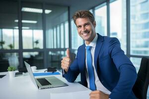 Lycklig manlig entreprenör arbetssätt på en bärbar dator i de kontor och håller på med tummen upp ai generativ foto