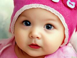 porträtt av förtjusande bebis flicka bär rosa klänning v3 foto