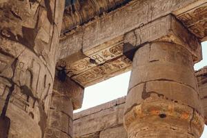 kolumner med hieroglyfer i karnak -templet i luxor, egypten. resa foto