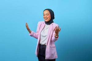 lycka asiatisk kvinna firar framgång med skratt uttryck foto