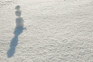 mycket liten snögubbe i snö. kopia Plats. text vinter- i snö foto