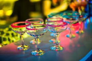 bocals hängande på de bar. vin glasögon i en restaurang på en fest. foto