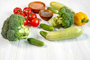 mat för hälsa, blanda av färgrik blandad färsk grönsaker på vit trä- bakgrund. vegetarian och diet mat begrepp. topp se foto