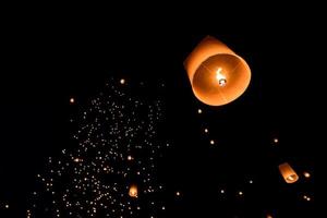 flytande lyktor på himlen i loy krathong festival foto