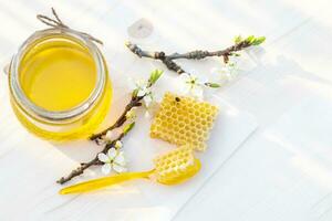 bruten gul vaxkaka med honung på tabell. honung Produkter. friska naturlig mat begrepp foto