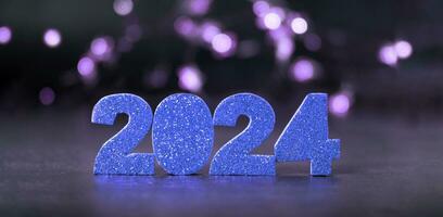 2024 glitter blå tal med bokeh baner bakgrund. Lycklig ny år 2024 begrepp foto