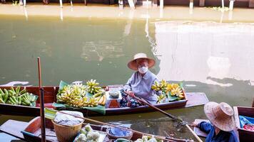 ratchaburi stad, rb, 2022 - säljare försäljning banan på båtar, gammal resa destination av thailand damnoen saduak flatning marknadsföra, ratchaburi thailand. foto