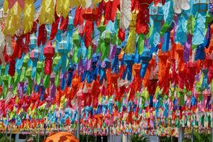 färgrik perspektiv se av thai lanna stil lyktor till hänga i främre av de tempel i hundra tusen lyktor festival, lumphun, thailand. foto