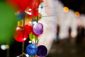 beskära och suddig bild av jul dekorera vävd boll på natt tid bakgrund. foto