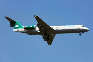 carpatair fokker 100 passagerare plan på flygplats. flyg och flygplan. luft transport och resa. flyga och flygande. foto