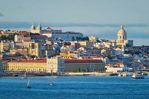 se av lissabon se över tagus flod med yachter och båtar på solnedgång. Lissabon, portugal foto