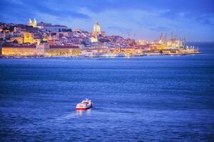 se av lissabon se över tagus flod med yachter och båtar på solnedgång. Lissabon, portugal foto