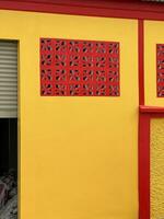 färgrik vägg med en röd och gul Färg foto