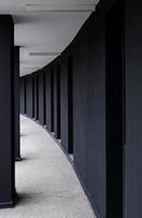 svarta pelare i en korridor foto