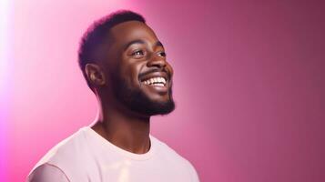 porträtt av en leende ung afrikansk amerikan man på rosa neon ljus bakgrund med copy ai genererad foto