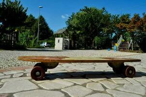 en skateboard på en sten väg med träd i de bakgrund foto