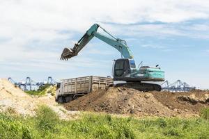 grävbilslast och överför jord till lastbil