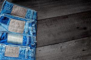 blå jean och jean saknar konsistens på bordet, jeans överlappar varandra. foto