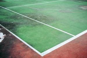 gammal av grön tennisbana, hörn av banan och smutsig av tennisbana. foto