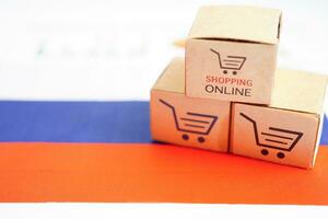 uppkopplad handla, handla vagn låda på ryssland flagga, importera exportera, finansiera handel. foto