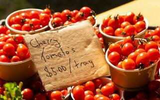 körsbär tomater i marknadsföra foto