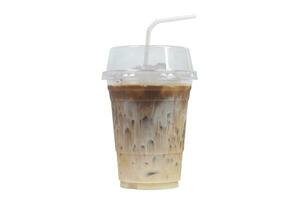 iced latte kaffe på plast glas och rör sugande isolerat vit bakgrund, sommar dryck begrepp foto