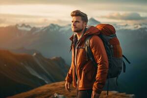 stilig ung man med ryggsäck vandring i de bergen på solnedgång ai genererad foto