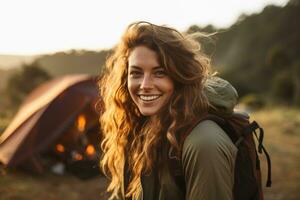 porträtt av flicka ser på kamera medan nära camping tält på solnedgång ai genererad foto