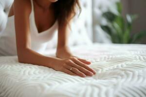 kvinna hand rörande mjuk madrass säng. generera ai foto